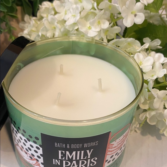 Bath & Body Works Emily In Paris “Macaron Cloud” New 3 Wick Candle - Picture 3 of 6